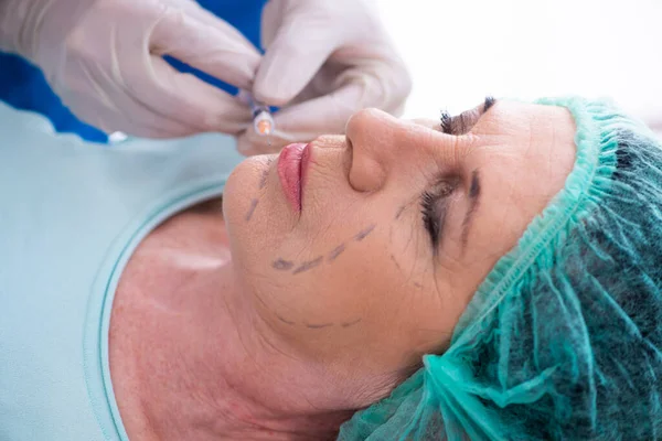 Anciana visitando a médico masculino para cirugía plástica — Foto de Stock