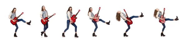 Ung leende flicka med gitarr isolerad på vit — Stockfoto
