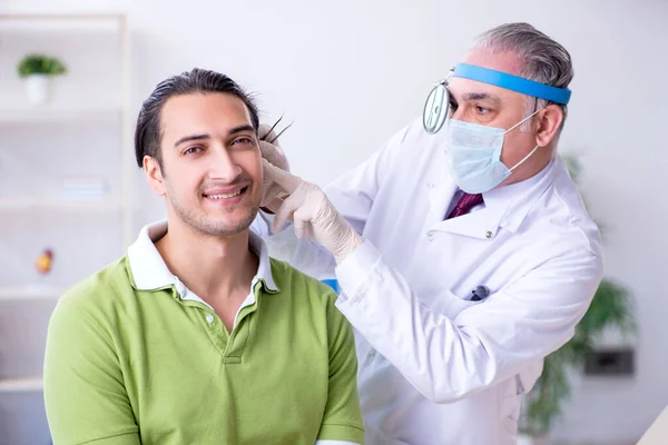 Homme patient médecin visiteur otolaryngologue — Photo