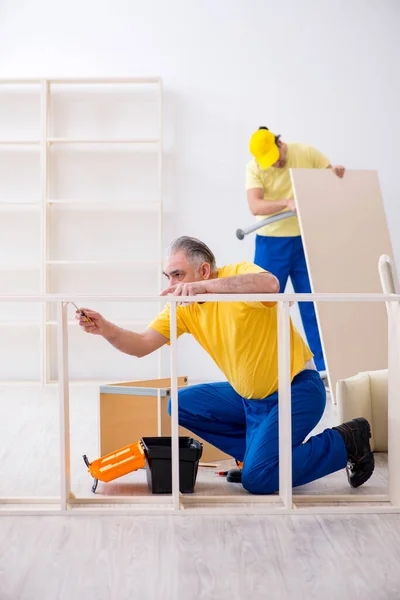 Dois empreiteiros carpinteiros que trabalham dentro de casa — Fotografia de Stock