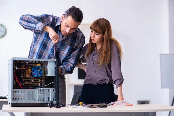 Два ремонтники ремонтують настільний комп'ютер — стокове фото