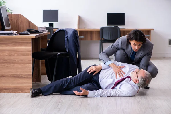オフィスで心臓発作に苦しむ男性従業員 — ストック写真
