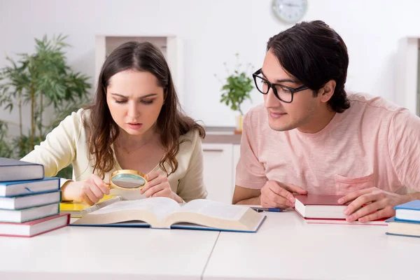 Estudiantes preparándose para el examen juntos en casa — Foto de Stock