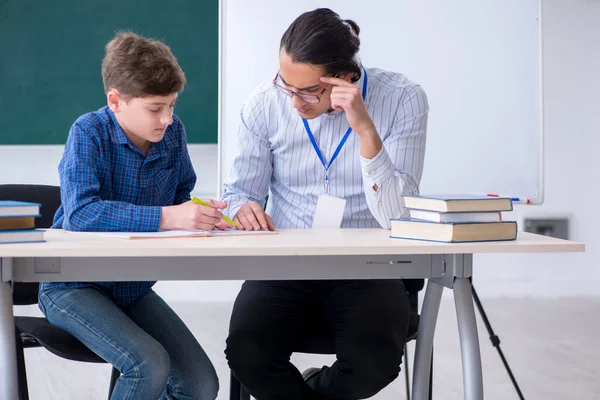 Jonge mannelijke leraar en jongen in de klas — Stockfoto