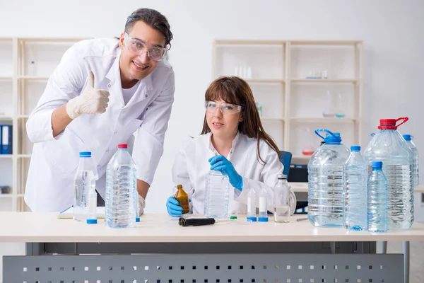 Due chimici che lavorano in laboratorio — Foto Stock