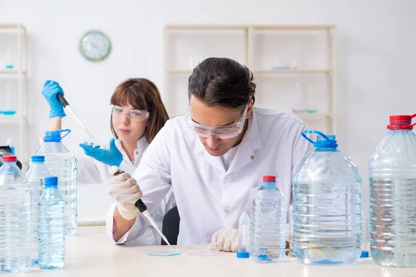 Dos químicos trabajando en el laboratorio —  Fotos de Stock