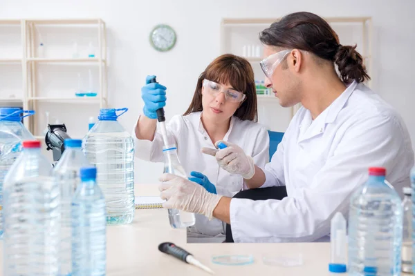 Twee chemici die in het lab werken — Stockfoto