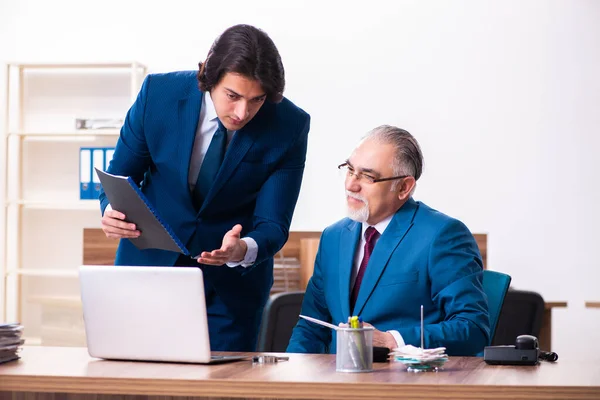 Jóvenes y viejos empleados trabajando juntos en la oficina —  Fotos de Stock