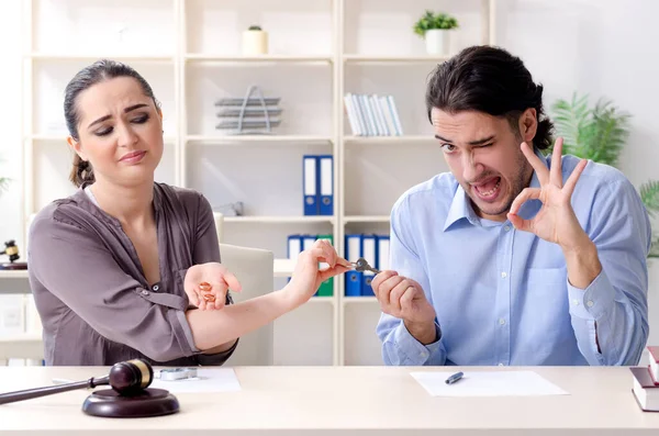 Familia joven en el concepto de divorcio matrimonial — Foto de Stock