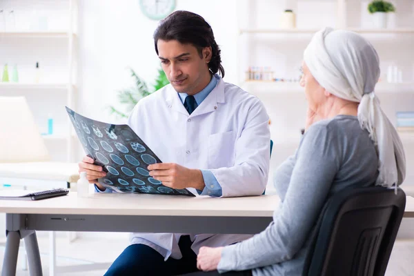 Genç erkek doktor ve kadın onkoloji hastası. — Stok fotoğraf