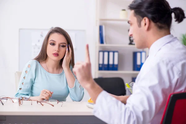 Jovem mulher visitando médico oculista masculino — Fotografia de Stock