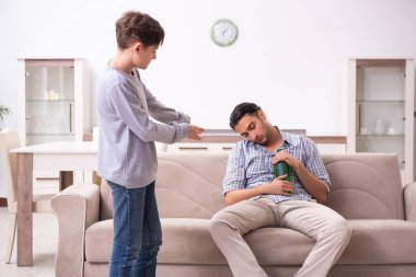 Sarhoş baba ve oğlu.