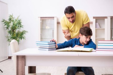 Baba oğlunun okula hazırlanmasına yardım ediyor.