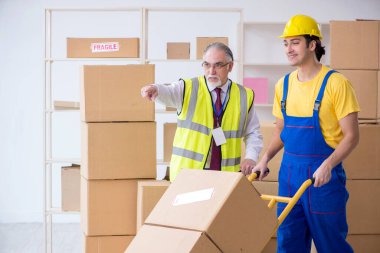 Profesyonel nakliyeciler evde yer değiştiriyor.