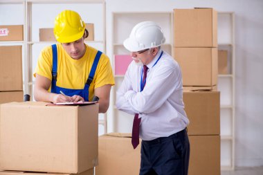 Profesyonel nakliyeciler evde yer değiştiriyor.