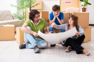 Genç aile yeni bir daireye taşınıyor.
