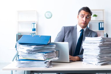 Ağır evrak işleriyle uğraşan bir iş adamı