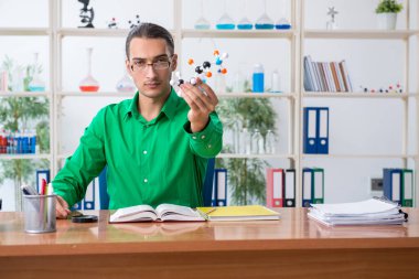 Kimya öğrencisi sınavlara çalışıyor.