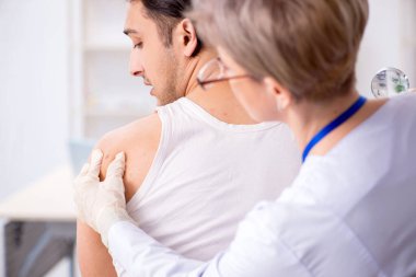 Genç hasta hastanede doktoru ziyaret ediyor.