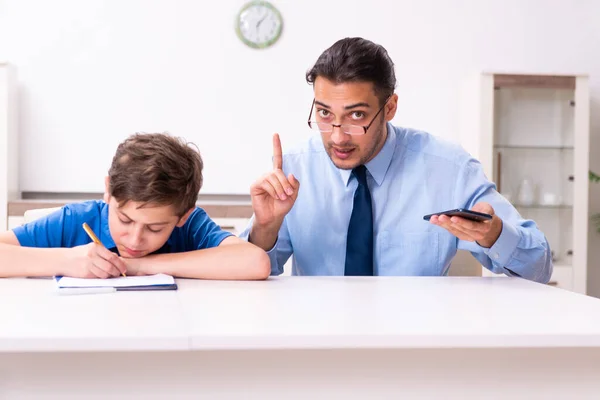 Upptagen far hjälpa sin son att förbereda sig för examen — Stockfoto