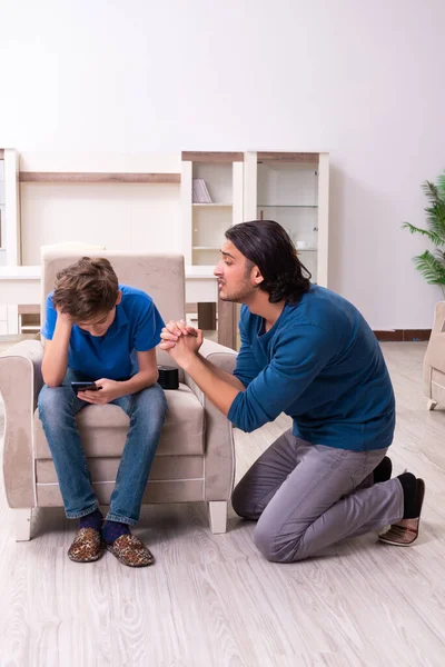 Concept van gevaarlijke gewoonten bij kinderen — Stockfoto