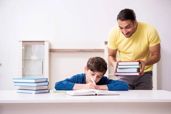 Vader helpt zijn zoon zich voor te bereiden op school — Stockfoto