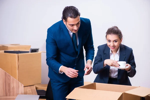 Zwei Mitarbeiter entlassen — Stockfoto