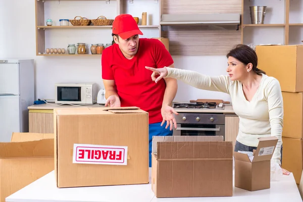 Genç erkek müteahhit ve kadın müşteri taşınma kavramında — Stok fotoğraf