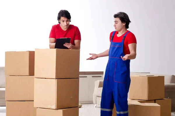 Zwei junge Bauunternehmer transportieren persönliche Gegenstände — Stockfoto