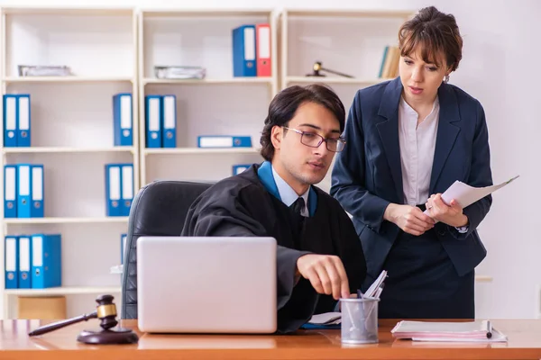 Deux avocats travaillant dans le bureau — Photo