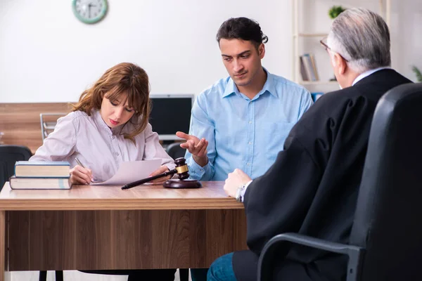 Jong echtpaar in het gerechtsgebouw in echtscheidingsconcept — Stockfoto