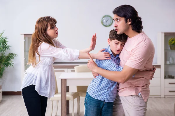 Conflitto familiare con marito, moglie e figlio — Foto Stock