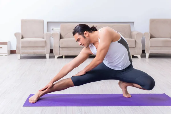 Jongeren thuis trainen en trainen — Stockfoto