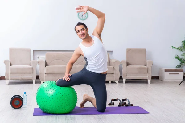 Joven entrenando y ejercitando en casa —  Fotos de Stock