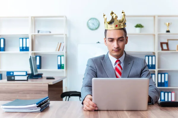 Król biznesmen w swoim miejscu pracy — Zdjęcie stockowe