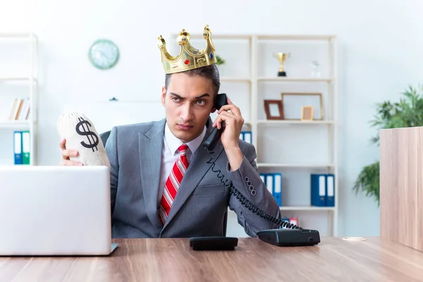 King businessman at his workplace — Stock Photo, Image