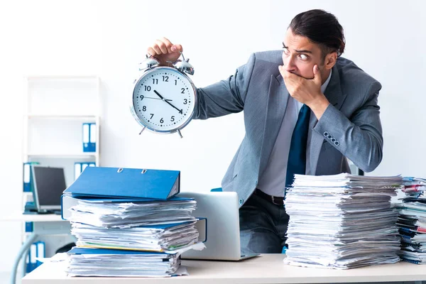 Uomo d'affari con un pesante carico di lavoro burocratico — Foto Stock