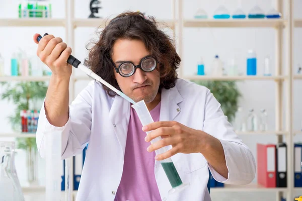 Grappige mannelijke chemicus die in het lab werkt — Stockfoto