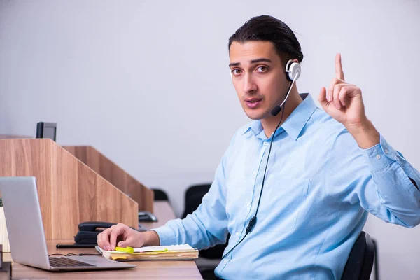 Call center operator werkt aan zijn bureau — Stockfoto