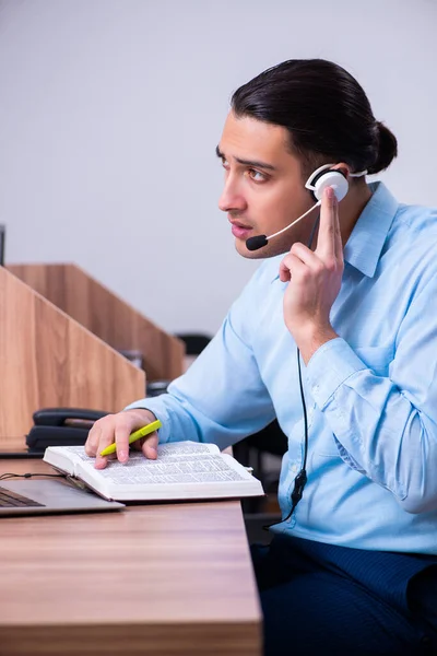 Operador de call center trabalhando em sua mesa — Fotografia de Stock