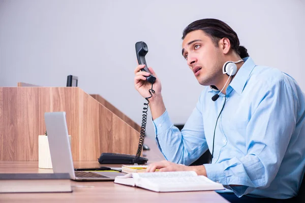 Operador de call center trabalhando em sua mesa — Fotografia de Stock