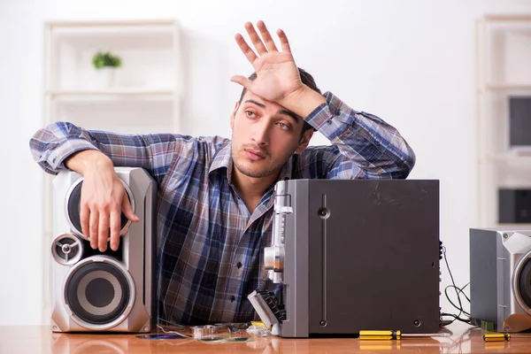 Young engineer repairing musical hi-fi system — Stock Photo, Image