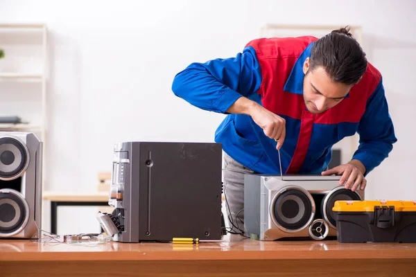 Jovem engenheiro reparar sistema de hi-fi musical — Fotografia de Stock