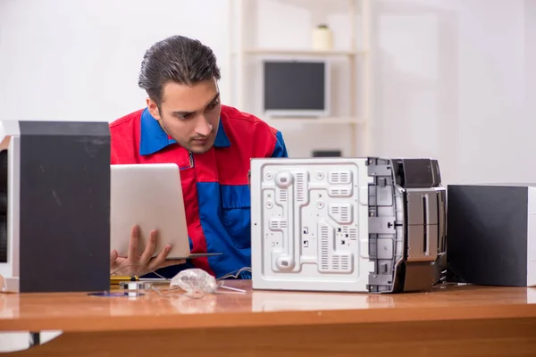 Young engineer repairing musical hi-fi system — Stock Photo, Image