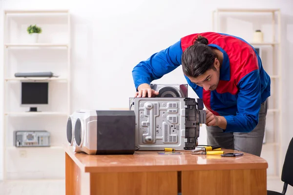 Jovem engenheiro reparar sistema de hi-fi musical — Fotografia de Stock