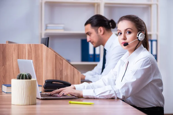 Exploitanten van callcenters die in het kantoor werken — Stockfoto