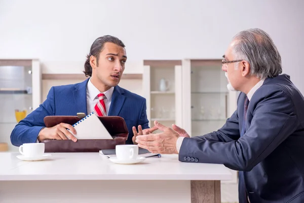 Zwei Geschäftsleute diskutieren über Geschäfte im Amt — Stockfoto