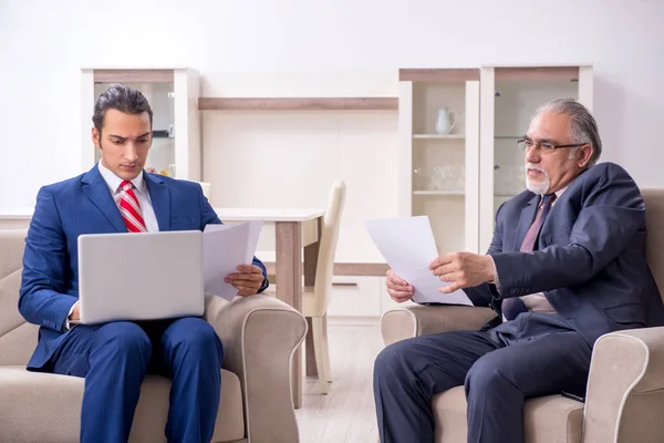 Two businessman discussing business in office — Stock Photo, Image