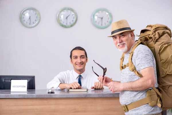 Mochilero en la recepción del hotel — Foto de Stock