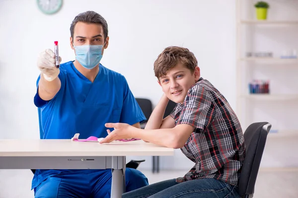 Jonge jongen bezoekt dokter in ziekenhuis — Stockfoto